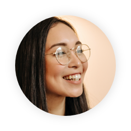 Photo d’une femme souriante avec des lunettes